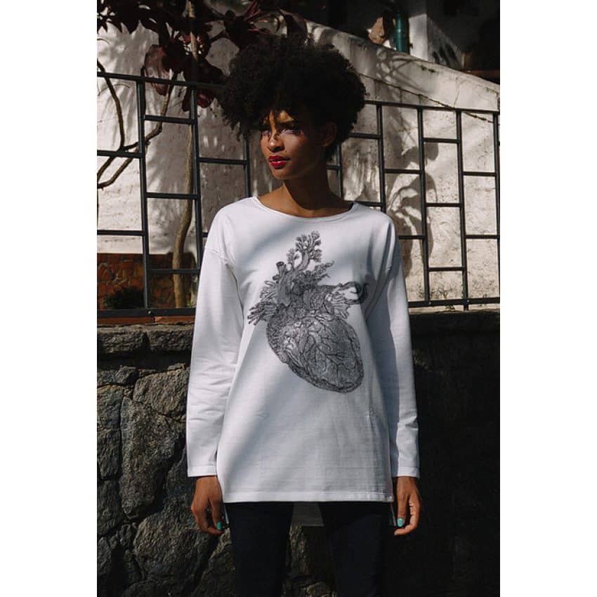 Blusa Vegana Moletim Off-White Coração da Terra - Nicole Bustamante Vegan Goods
